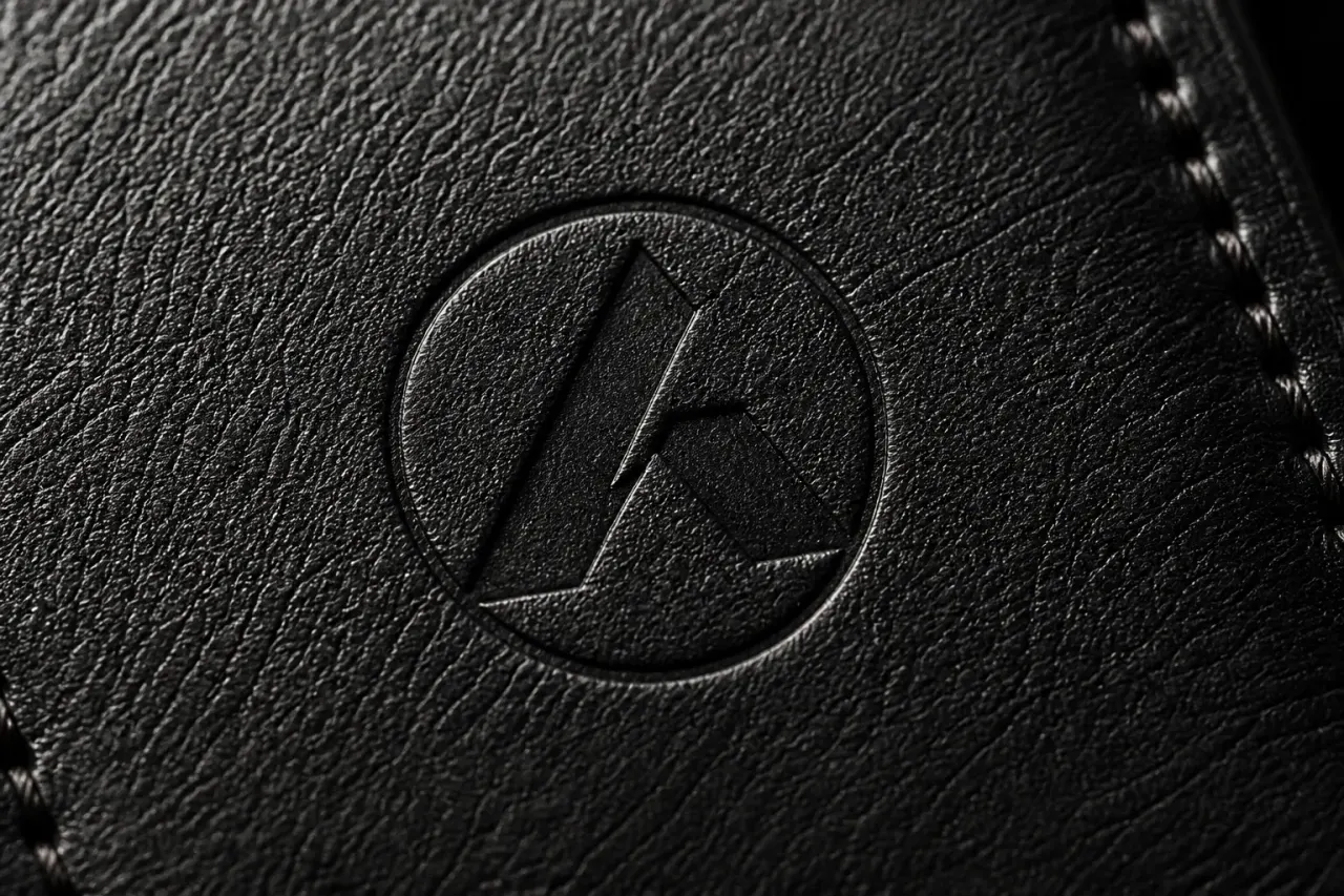 Blind-embossed circular A in full-grain calf